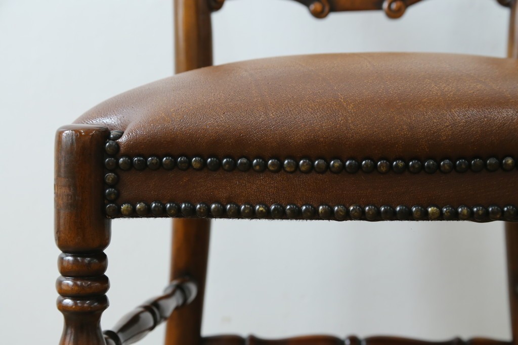 中古　美品　イギリス高級家具　THEODORE ALEXANDER(セオドア・アレキサンダー)　挽物脚が目を惹く!クラシカルなデザインがおしゃれなダイニングチェア　(R-062735)
