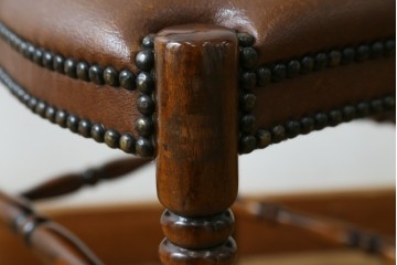 中古　美品　イギリス高級家具　THEODORE ALEXANDER(セオドア・アレキサンダー)　挽物脚が目を惹く!クラシカルなデザインがおしゃれなダイニングチェア　(R-062735)