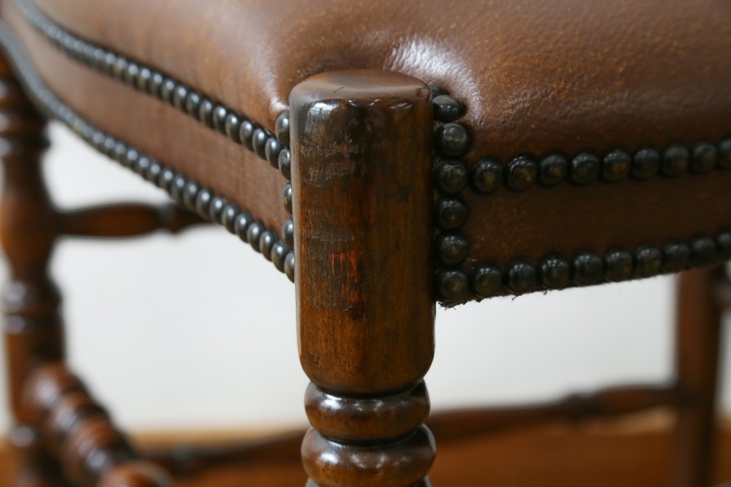 中古　美品　イギリス高級家具　THEODORE ALEXANDER(セオドア・アレキサンダー)　挽物脚が目を惹く!クラシカルなデザインがおしゃれなダイニングチェア　(R-062735)