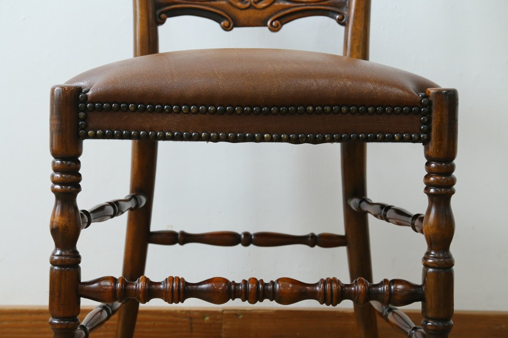 中古　美品　イギリス高級家具　THEODORE ALEXANDER(セオドア・アレキサンダー)　挽物脚が目を惹く!クラシカルなデザインがおしゃれなダイニングチェア　(R-062735)