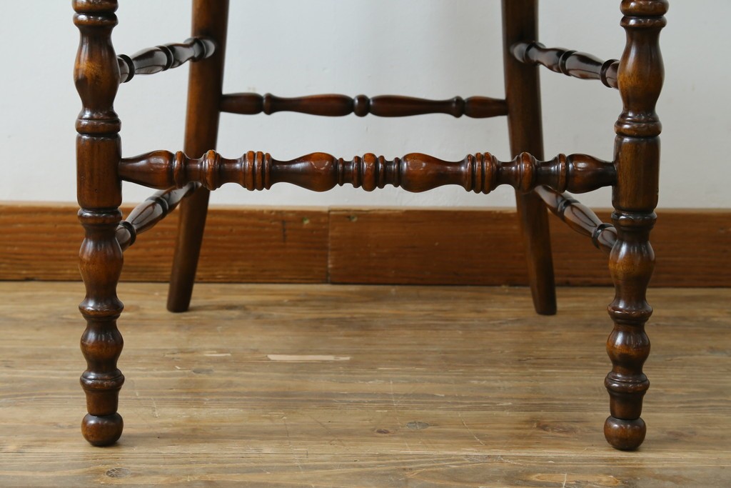 中古　美品　イギリス高級家具　THEODORE ALEXANDER(セオドア・アレキサンダー)　挽物脚が目を惹く!クラシカルなデザインがおしゃれなダイニングチェア　(R-062735)