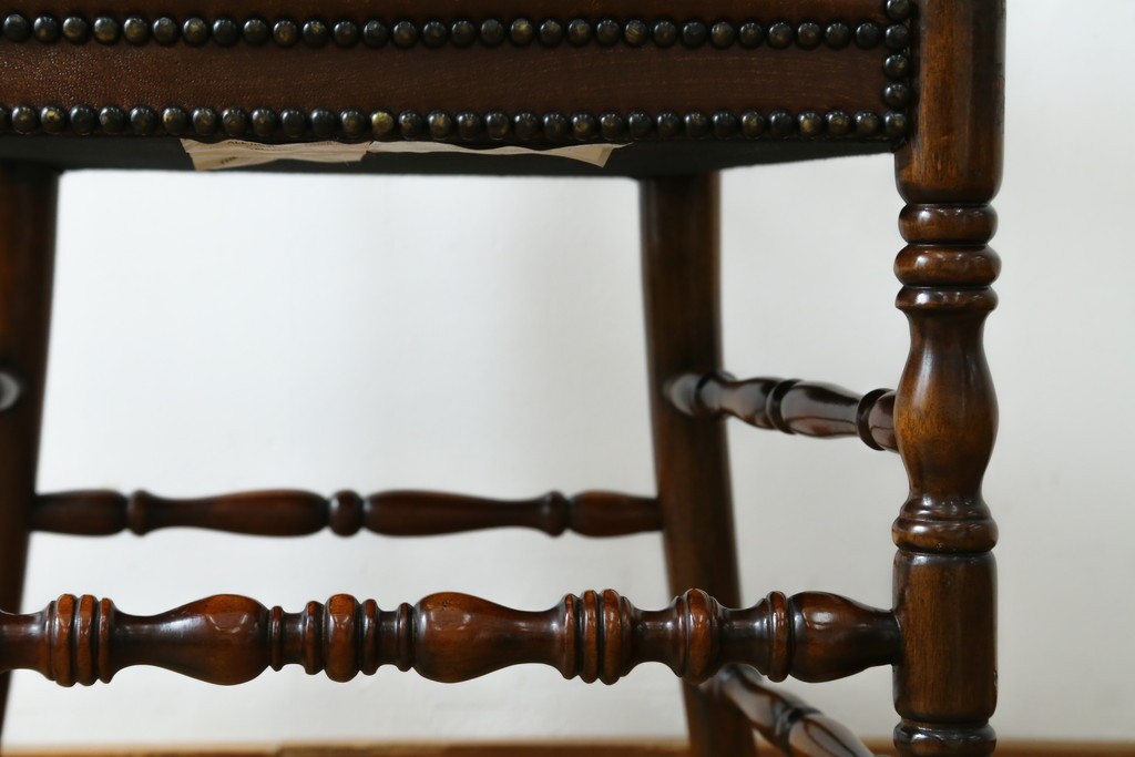 中古　美品　イギリス高級家具　THEODORE ALEXANDER(セオドア・アレキサンダー)　挽物脚が目を惹く!クラシカルなデザインがおしゃれなダイニングチェア　(R-062735)