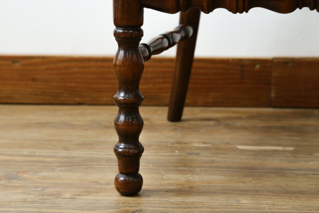 中古　美品　イギリス高級家具　THEODORE ALEXANDER(セオドア・アレキサンダー)　挽物脚が目を惹く!クラシカルなデザインがおしゃれなダイニングチェア　(R-062735)