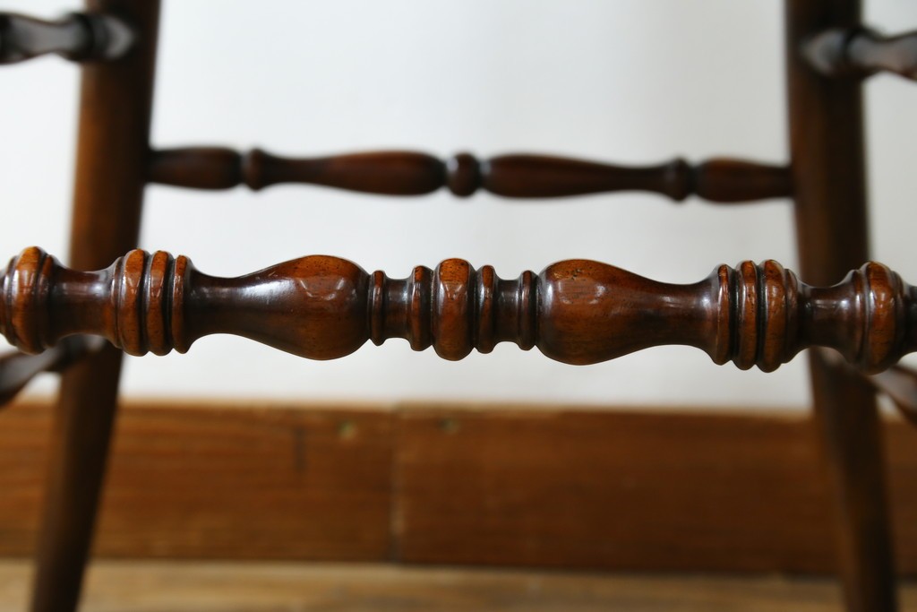 中古　美品　イギリス高級家具　THEODORE ALEXANDER(セオドア・アレキサンダー)　挽物脚が目を惹く!クラシカルなデザインがおしゃれなダイニングチェア　(R-062735)