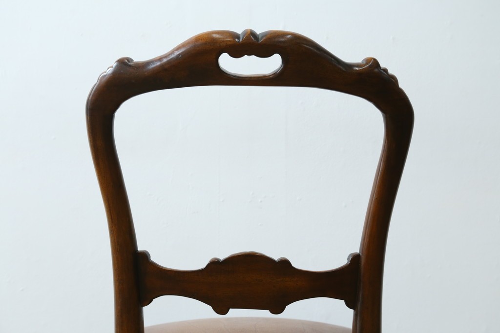 中古　美品　イギリス高級家具　THEODORE ALEXANDER(セオドア・アレキサンダー)　挽物脚が目を惹く!クラシカルなデザインがおしゃれなダイニングチェア　(R-062735)