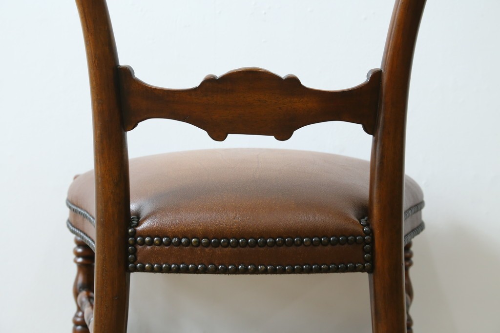 中古　美品　イギリス高級家具　THEODORE ALEXANDER(セオドア・アレキサンダー)　挽物脚が目を惹く!クラシカルなデザインがおしゃれなダイニングチェア　(R-062735)