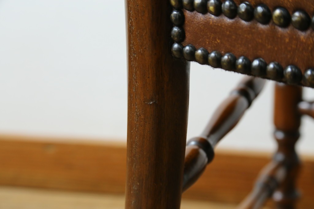 中古　美品　イギリス高級家具　THEODORE ALEXANDER(セオドア・アレキサンダー)　挽物脚が目を惹く!クラシカルなデザインがおしゃれなダイニングチェア　(R-062735)