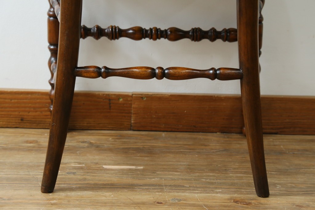 中古　美品　イギリス高級家具　THEODORE ALEXANDER(セオドア・アレキサンダー)　挽物脚が目を惹く!クラシカルなデザインがおしゃれなダイニングチェア　(R-062735)