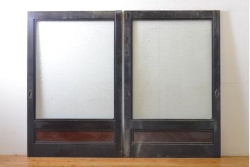 アンティーク建具　総漆塗り　腰板欅(ケヤキ)　プレスガラス入り!!レトロな空間を引き立たせるガラス戸2枚セット(引き戸、建具)(R-062738)