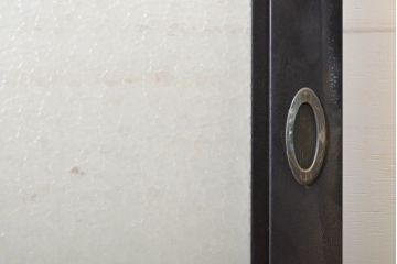 アンティーク建具　総漆塗り　腰板欅(ケヤキ)　プレスガラス入り!!レトロな空間を引き立たせるガラス戸2枚セット(引き戸、建具)(R-062738)