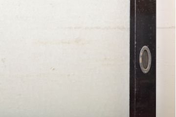アンティーク建具　総漆塗り　腰板欅(ケヤキ)　プレスガラス入り!!レトロな空間を引き立たせるガラス戸2枚セット(引き戸、建具)(R-062738)