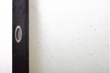 アンティーク建具　総漆塗り　腰板欅(ケヤキ)　プレスガラス入り!!レトロな空間を引き立たせるガラス戸2枚セット(引き戸、建具)(R-062739)