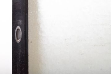 アンティーク建具　総漆塗り　腰板欅(ケヤキ)　プレスガラス入り!!レトロな空間を引き立たせるガラス戸2枚セット(引き戸、建具)(R-062739)