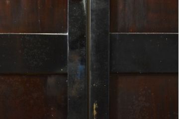 アンティーク建具　漆塗り　明治期より歴史を刻んだ風合いが魅力の帯戸2枚セット(引き戸、板戸、玄関戸、建具)(R-062742)