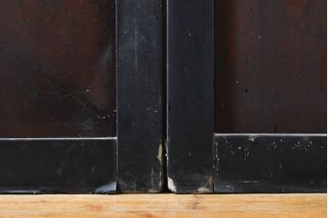 アンティーク建具　漆塗り　明治期より歴史を刻んだ風合いが魅力の帯戸2枚セット(引き戸、板戸、玄関戸、建具)(R-062742)