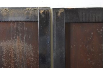 アンティーク建具　漆塗り　明治期より歴史を刻んだ風合いが魅力の帯戸2枚セット(引き戸、板戸、玄関戸、建具)(R-062743)