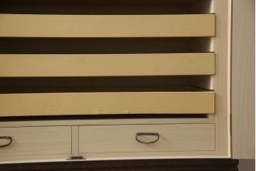中古　伝統工芸　軽井沢彫り　桜のしなやかに枝を伸ばす様が美しい衣装箪笥(着物箪笥、収納たんす、和タンス、引き出し)(R-062750)