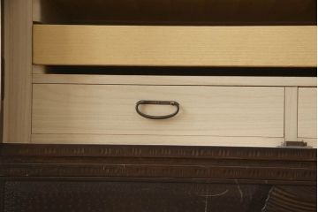 中古　伝統工芸　軽井沢彫り　桜のしなやかに枝を伸ばす様が美しい衣装箪笥(着物箪笥、収納たんす、和タンス、引き出し)(R-062750)