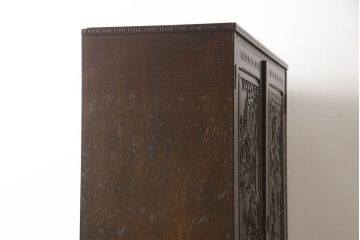 中古　伝統工芸　軽井沢彫り　桜のしなやかに枝を伸ばす様が美しい衣装箪笥(着物箪笥、収納たんす、和タンス、引き出し)(R-062750)