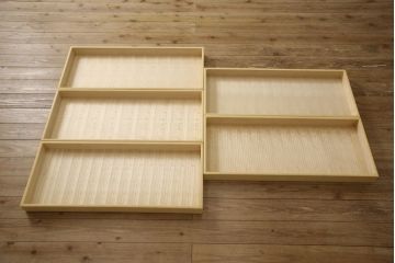 中古　伝統工芸　軽井沢彫り　桜のしなやかに枝を伸ばす様が美しい衣装箪笥(着物箪笥、収納たんす、和タンス、引き出し)(R-062750)