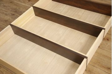 中古　伝統工芸　軽井沢彫り　桜のしなやかに枝を伸ばす様が美しい衣装箪笥(着物箪笥、収納たんす、和タンス、引き出し)(R-062750)