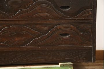 中古　伝統工芸　軽井沢彫り　桜のしなやかに枝を伸ばす様が美しい衣装箪笥(着物箪笥、収納たんす、和タンス、引き出し)(R-062750)