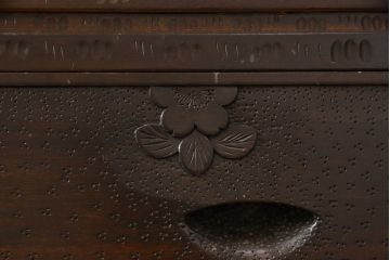 中古　伝統工芸　軽井沢彫り　桜のしなやかに枝を伸ばす様が美しい衣装箪笥(着物箪笥、収納たんす、和タンス、引き出し)(R-062750)