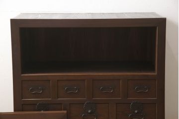 和製アンティーク　明治期　欅(ケヤキ)材　檜(ヒノキ)材　美しい杢目と凝った造りの金具が和の雰囲気を高める帳場箪笥サイドボード(水屋箪笥、引き出し、サイドチェスト、時代箪笥)(R-062752)