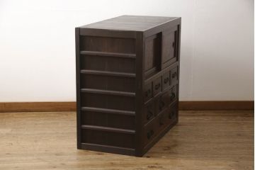 和製アンティーク　明治期　欅(ケヤキ)材　檜(ヒノキ)材　美しい杢目と凝った造りの金具が和の雰囲気を高める帳場箪笥サイドボード(水屋箪笥、引き出し、サイドチェスト、時代箪笥)(R-062752)
