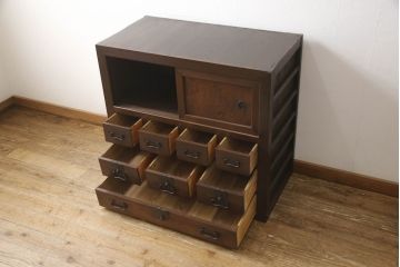 和製アンティーク　明治期　欅(ケヤキ)材　檜(ヒノキ)材　美しい杢目と凝った造りの金具が和の雰囲気を高める帳場箪笥サイドボード(水屋箪笥、引き出し、サイドチェスト、時代箪笥)(R-062752)