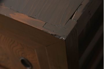 和製アンティーク　明治期　欅(ケヤキ)材　檜(ヒノキ)材　美しい杢目と凝った造りの金具が和の雰囲気を高める帳場箪笥サイドボード(水屋箪笥、引き出し、サイドチェスト、時代箪笥)(R-062752)
