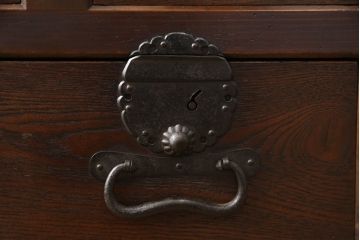和製アンティーク　明治期　欅(ケヤキ)材　檜(ヒノキ)材　美しい杢目と凝った造りの金具が和の雰囲気を高める帳場箪笥サイドボード(水屋箪笥、引き出し、サイドチェスト、時代箪笥)(R-062752)