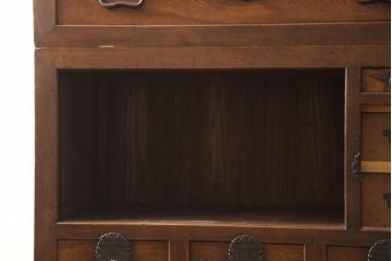 和製アンティーク　明治期　欅(ケヤキ)材　檜(ヒノキ)材　美しい杢目と凝った造りの金具が和の雰囲気を高める帳場箪笥サイドボード(水屋箪笥、引き出し、サイドチェスト、時代箪笥)(R-062753)