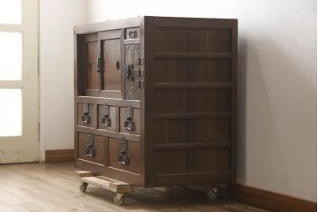 和製アンティーク　明治期　欅(ケヤキ)材　檜(ヒノキ)材　美しい杢目と凝った造りの金具が和の雰囲気を高める帳場箪笥サイドボード(水屋箪笥、引き出し、サイドチェスト、時代箪笥)(R-062753)