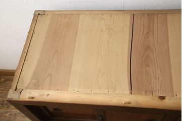 和製アンティーク　明治期　欅(ケヤキ)材　檜(ヒノキ)材　美しい杢目と凝った造りの金具が和の雰囲気を高める帳場箪笥サイドボード(水屋箪笥、引き出し、サイドチェスト、時代箪笥)(R-062753)