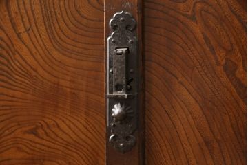 和製アンティーク　明治期　欅(ケヤキ)材　檜(ヒノキ)材　美しい杢目と凝った造りの金具が和の雰囲気を高める帳場箪笥サイドボード(水屋箪笥、引き出し、サイドチェスト、時代箪笥)(R-062753)