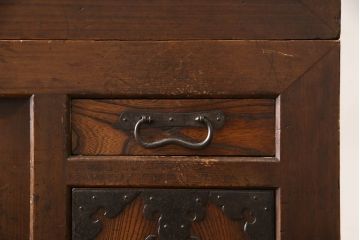 和製アンティーク　明治期　欅(ケヤキ)材　檜(ヒノキ)材　美しい杢目と凝った造りの金具が和の雰囲気を高める帳場箪笥サイドボード(水屋箪笥、引き出し、サイドチェスト、時代箪笥)(R-062753)