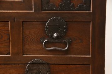 和製アンティーク　明治期　欅(ケヤキ)材　檜(ヒノキ)材　美しい杢目と凝った造りの金具が和の雰囲気を高める帳場箪笥サイドボード(水屋箪笥、引き出し、サイドチェスト、時代箪笥)(R-062753)