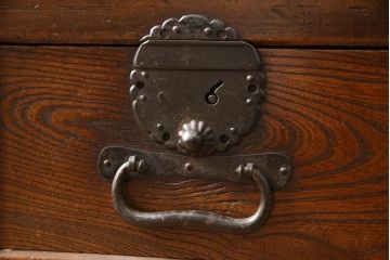 和製アンティーク　明治期　欅(ケヤキ)材　檜(ヒノキ)材　美しい杢目と凝った造りの金具が和の雰囲気を高める帳場箪笥サイドボード(水屋箪笥、引き出し、サイドチェスト、時代箪笥)(R-062753)