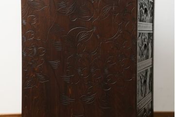 中古　伝統工芸　軽井沢彫り　咲き溢れる桜の花としなやかな幹の彫刻が見事な小引き出し(小物収納、サイドチェスト、引き出し)(R-062755)