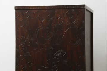 中古　伝統工芸　軽井沢彫り　咲き溢れる桜の花としなやかな幹の彫刻が見事な小引き出し(小物収納、サイドチェスト、引き出し)(R-062755)