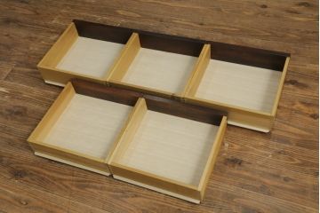 中古　伝統工芸　軽井沢彫り　咲き溢れる桜の花としなやかな幹の彫刻が見事な小引き出し(小物収納、サイドチェスト、引き出し)(R-062755)