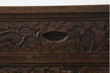 中古　伝統工芸　軽井沢彫り　咲き溢れる桜の花としなやかな幹の彫刻が見事な小引き出し(小物収納、サイドチェスト、引き出し)(R-062755)