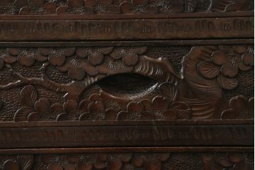 中古　伝統工芸　軽井沢彫り　咲き溢れる桜の花としなやかな幹の彫刻が見事な小引き出し(小物収納、サイドチェスト、引き出し)(R-062755)