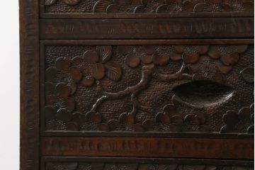 中古　伝統工芸　軽井沢彫り　咲き溢れる桜の花としなやかな幹の彫刻が見事な小引き出し(小物収納、サイドチェスト、引き出し)(R-062755)