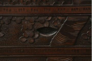 中古　伝統工芸　軽井沢彫り　咲き溢れる桜の花としなやかな幹の彫刻が見事な小引き出し(小物収納、サイドチェスト、引き出し)(R-062755)