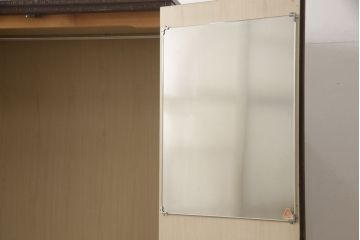 中古　伝統工芸　軽井沢彫り　趣ある色合いと細やかな彫刻が目を惹くワードローブ(洋服タンス、収納棚、戸棚、引き出し、キャビネット)(R-062756)