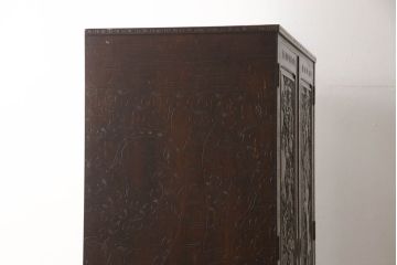 中古　伝統工芸　軽井沢彫り　趣ある色合いと細やかな彫刻が目を惹くワードローブ(洋服タンス、収納棚、戸棚、引き出し、キャビネット)(R-062756)
