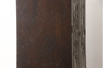 中古　伝統工芸　軽井沢彫り　趣ある色合いと細やかな彫刻が目を惹くワードローブ(洋服タンス、収納棚、戸棚、引き出し、キャビネット)(R-062756)