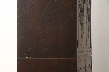 中古　伝統工芸　軽井沢彫り　趣ある色合いと細やかな彫刻が目を惹くワードローブ(洋服タンス、収納棚、戸棚、引き出し、キャビネット)(R-062756)
